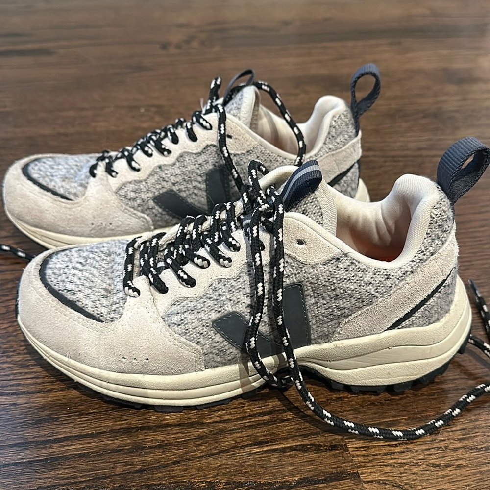 Veja Venturi sneakers size 7 practically brand now